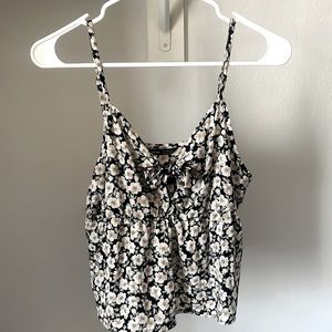 Super cute for everyday wear. Floral top size medium
